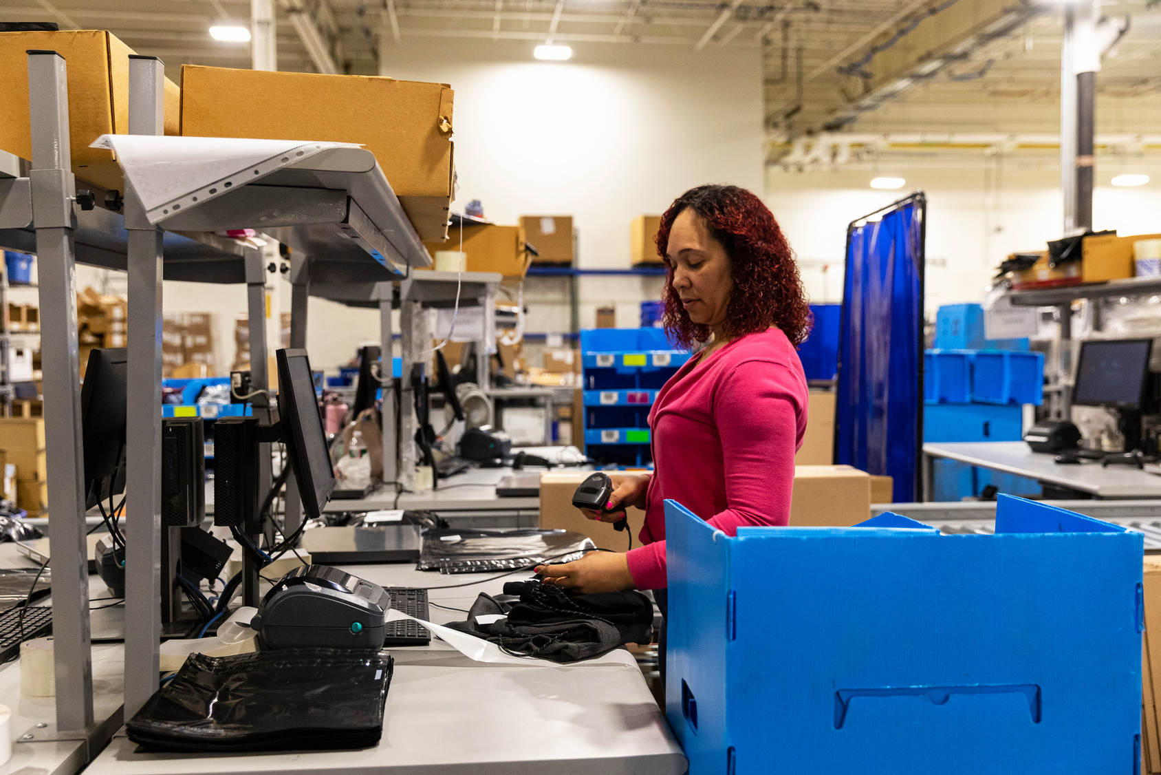 Worker in a pick and pack station